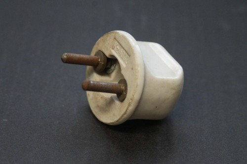 Alter stecker porzellan - ,
